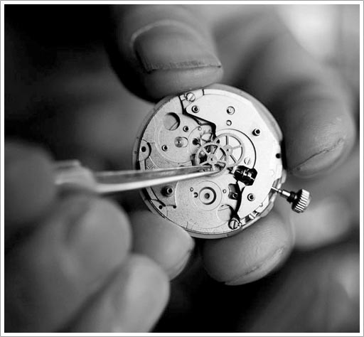 卡地亚手表多长时间保养一次（卡地亚表壳老化发黑）